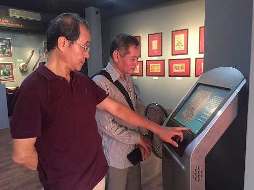 Visitors look up information about the country and people of Viet Nam from the past to the present